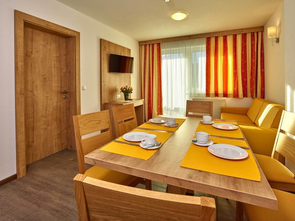 Appartement Gaestehaus Bergkristall Solden Ruang foto